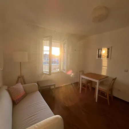 Pevac, Rooster, Apartment