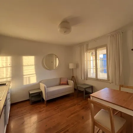 Pevac, Rooster, Apartment